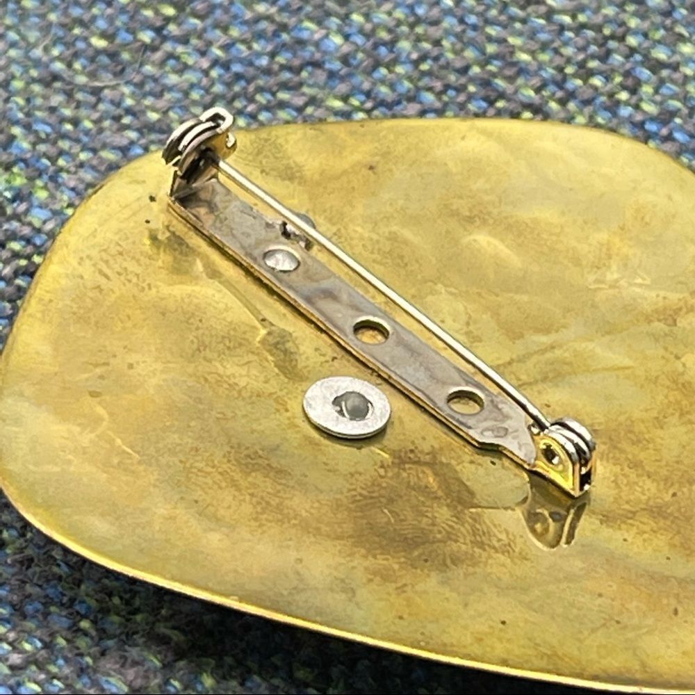 Handcrafted Silver Tone Texas Clear Glass Stud on Hammered Brass Brooch - Picture 13 of 16